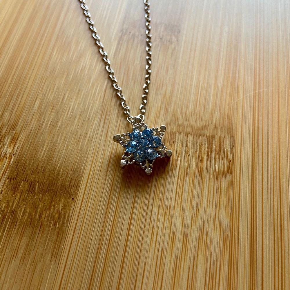 NEW Snowflake Pendant Necklace